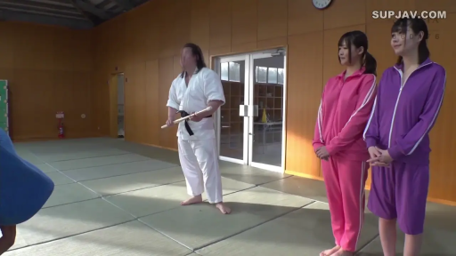 站立 · 遠景 · 多人 · 平凡 · 柔道服 · 体育馆 · 演示 · 木棍