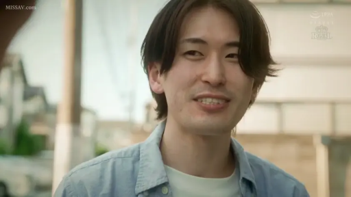 会話 · 站立 · 微笑 · 顔のクローズアップ · 屋外 · 男性 · 水色のシャツ