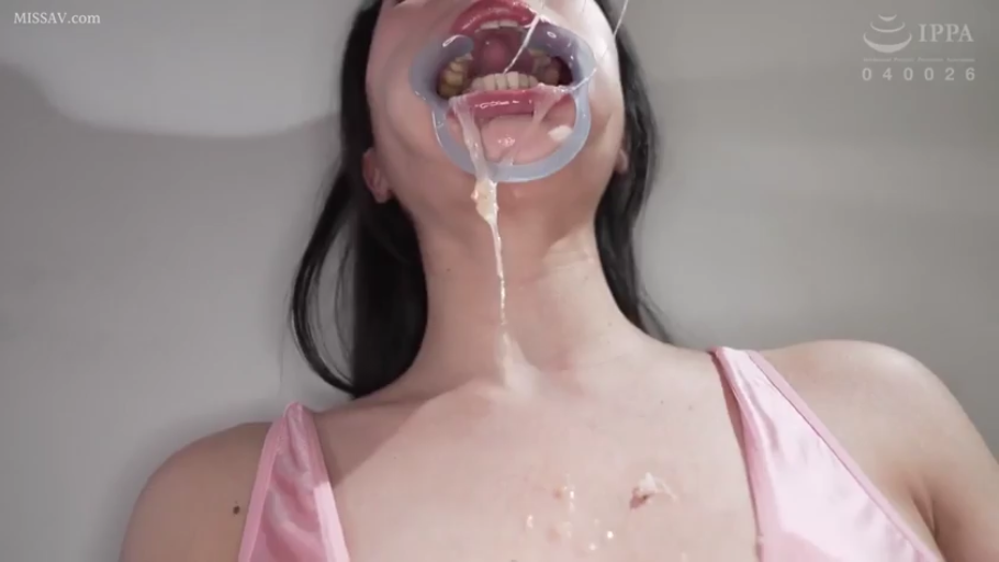 室内 · 脸部特写 · 张口 · 仰视 · 流涎 · 粉色吊带 · 粘液 · 扩口器