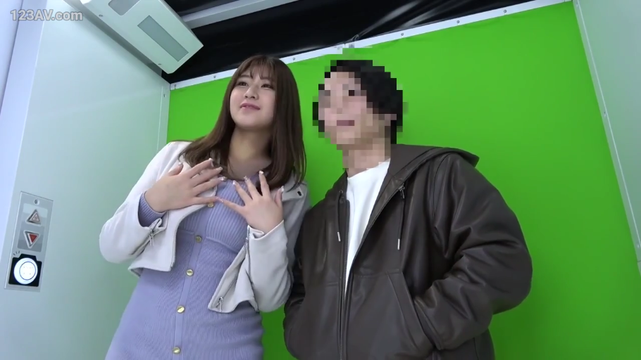 坐姿 · 全身 · 自然 · 客厅 · 休闲服 · 日常 · 用餐 · 啤酒