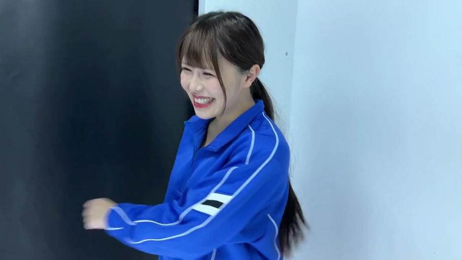 骑乘位 · 性交 · 卧室 · 巨乳 · 中景 · 内衣 · 微笑