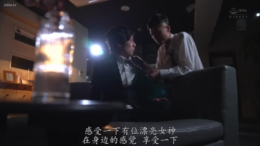 室内 · 坐姿 · 交谈 · 中景 · 平静 · 沙发 · 西装 · 电影感