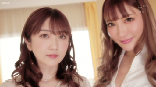 室内 · 脸部 · 微笑 · 衬衫 · 注视镜头 · 并排站立 · 两位女性