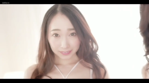 Indoor · Face · Subtitles · Smile · White top · Gaze · 正面