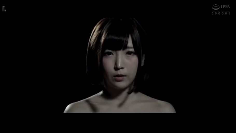 顔部のクローズアップ · 暗室 · 凝視 · ショートヘア · 正面 · 裸肩 · 迷茫