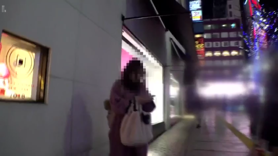 站立 · 否 · 行走 · 模糊 · 夜景 · 夜晚街头 · 紫色外套 · 白色提包