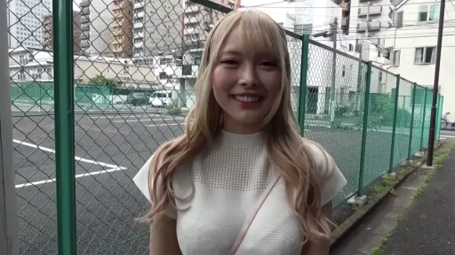 站立 · 中景 · 微笑 · 面对镜头 · 金髮 · 户外街道 · 白色短袖针织衫 · 斜挎包肩带