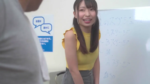 办公室 · 站立 · 微笑 · 面部特写 · 谈话 · 双马尾 · 白板 · 黄色无袖上衣