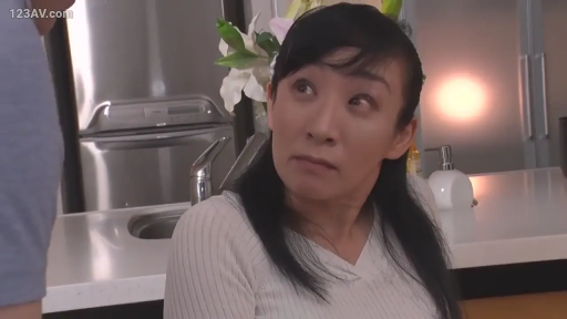 坐姿 · 脸部特写 · 厨房 · 熟女 · 忧虑 · 白色螺纹上衣 · 侧头互动