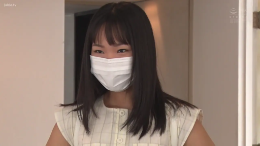 站立 · 字幕 · 面部特写 · 口罩 · 眼神向下 · 室内走廊 · 整理衣服 · 格纹无袖衫