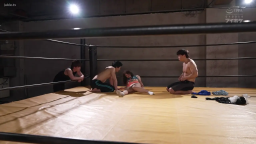 仰卧 · 运动裤 · 全景 · 疲惫 · 多人场景 · 擂台 · 摔跤擂台 · 赛后休息