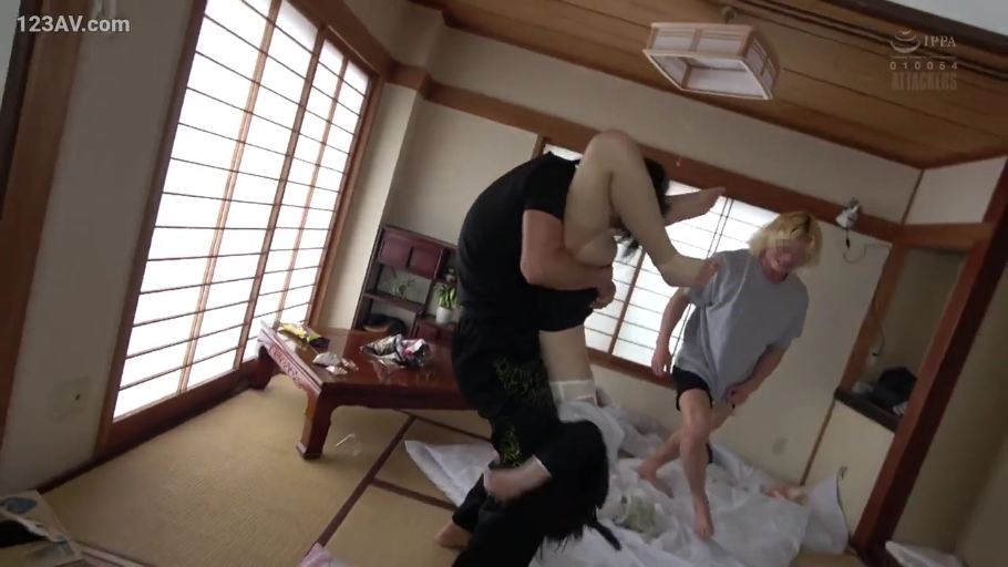 Stand · Japanese-style room · Hips · 矮桌 · Back view · 脱衣 · 黑色西装套服