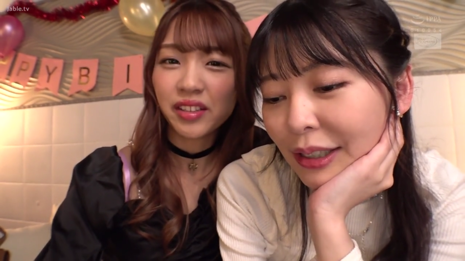 Sitting Posture · Conversation · 黑裙 · 面部特写 · 双人 · 气球 · Pleasant · Party scene