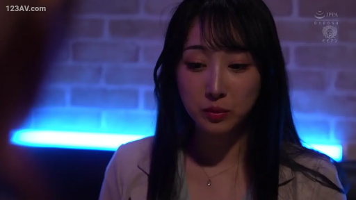 室內 · 坐姿 · 面部 · 憂鬱 · 项链 · 凝视 · 氛围灯 · 白色外套