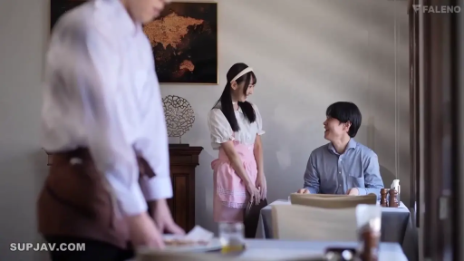 站立 · 中景 · 微笑 · 女仆装 · 餐厅 · 服务