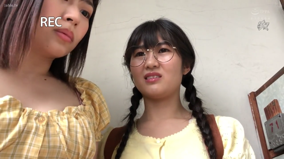 室内 · 眼镜 · 站立 · 面部特写 · 双马尾 · 俯视 · 黄色上衣 · 厌恶