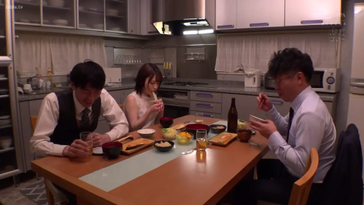 座り姿勢 · 真剣 · 字幕 · 全景 · 餐厅 · 食事 · 餐具 · 正装