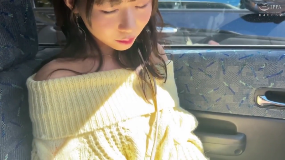 坐姿 · 中景 · 沙发 · 面对镜头 · 客厅 · 拘谨 · 条纹衫 · GACHINKO