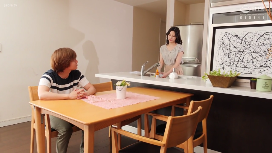 坐姿 · 平静 · 交流 · 厨房 · 休闲服