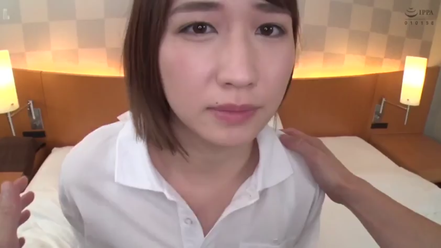 坐姿 · 脸部特写 · 床 · 酒店房间 · 第一人称视角 · 忧虑 · 白色POLO衫 · 被触摸肩膀