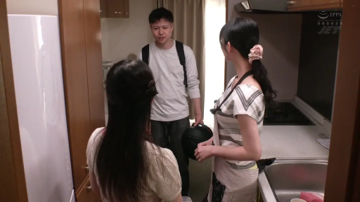 交谈 · 站立 · 中景 · 自然 · 剧情 · 厨房 · 背包 · 围裙