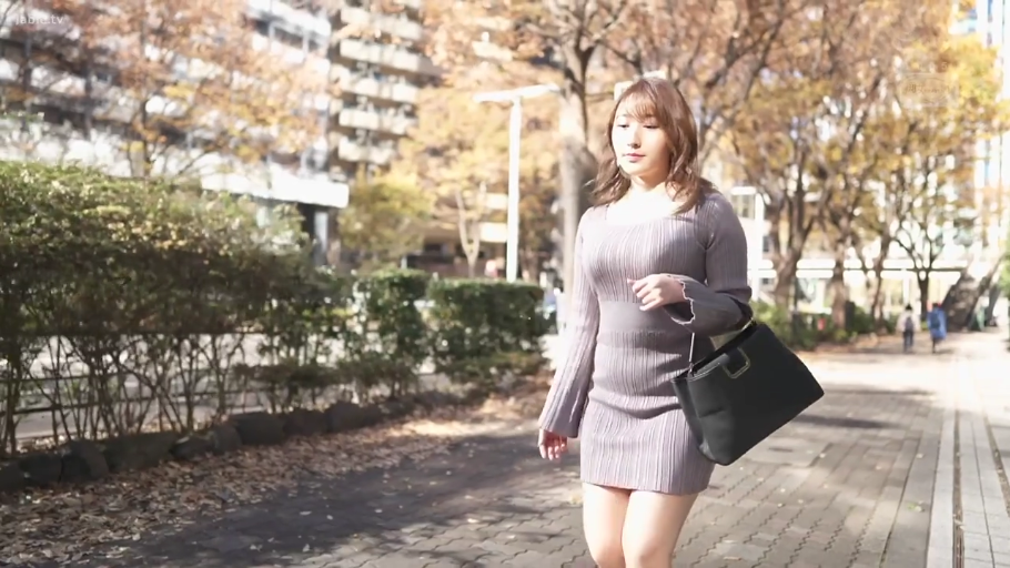 全身 · 自然 · 手提包 · 户外 · 散步 · 街拍 · 紧身连衣裙 · 步行