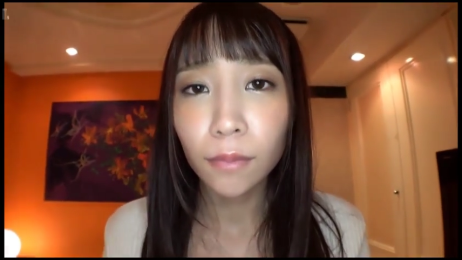 脸部特写 · 平静 · 酒店房间 · 白色上衣 · 注视镜头 · 正面 · 亚洲女性