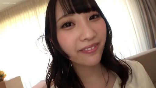 室内 · 坐姿 · 脸部特写 · 微笑 · 白色上衣 · 对视 · 亚洲女性