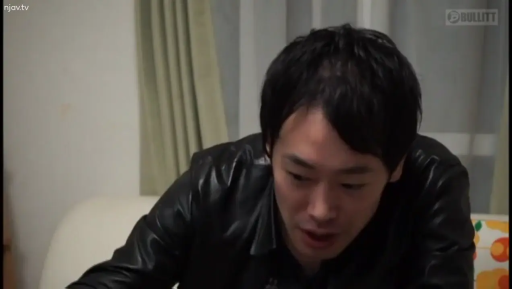 室内 · 坐姿 · 专注 · 黑色皮衣 · 凝视 · 头部特写 · 成年男性