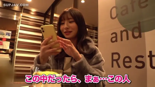 坐姿 · 微笑 · 半身特写 · 餐厅 · 智能手机 · 玩手机 · 日文字幕 · 灰色毛绒外套