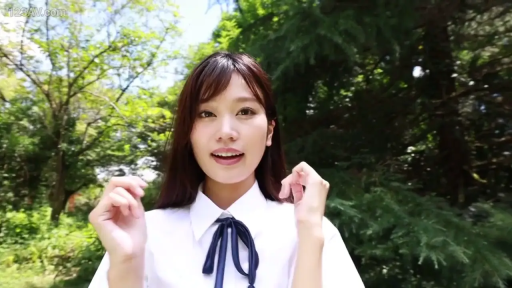 制服 · 站姿 · 微笑 · 半身 · 屋外 · 阳光 · カメラを見て