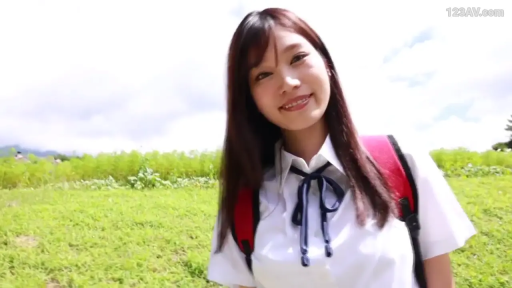 半身 · 蓝色领结 · 清纯 · 站姿 · 看镜头 · 草地 · 清爽 · 双肩包