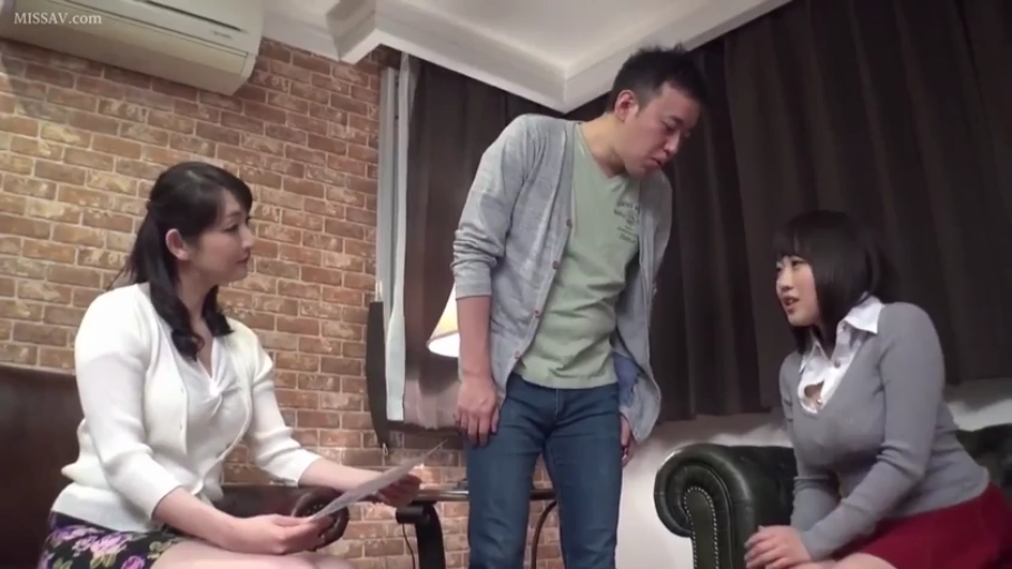 坐姿 · 严肃 · 中景 · 客厅 · 剧情 · 针织衫 · 谈话 · 纸张