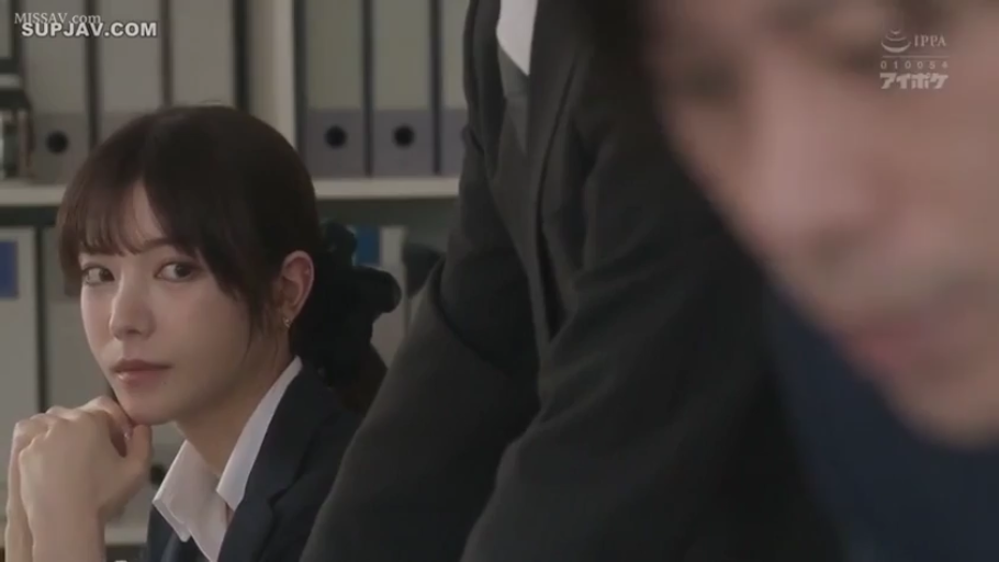 坐姿 · 专注 · 办公室 · 面部特写 · 职业装 · 观察 · 文件夹 · OL