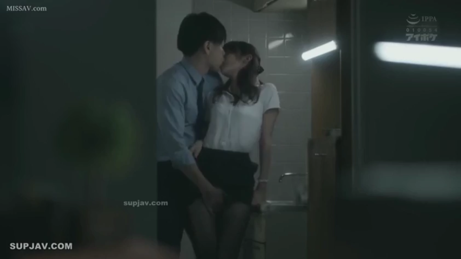 投入 · 站立 · 中景 · ビジネススーツ · キッチン · 接吻 · 橱柜 · 办公室恋情