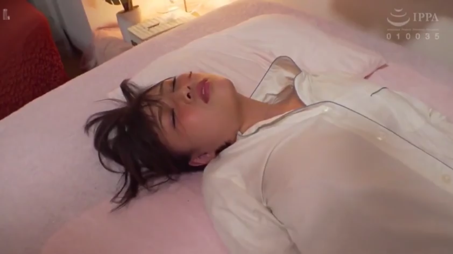 卧室 · 枕头 · 仰卧 · 面部特写 · 闭目 · 睡衣 · 休息