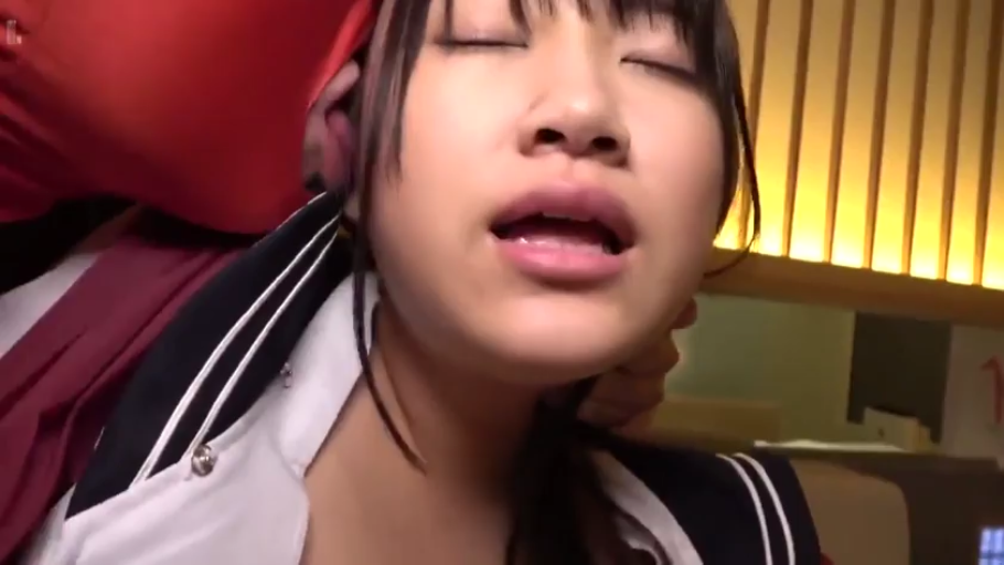 室内 · 面部特写 · 水手服 · 制服诱惑 · 后仰 · 闭眼呻吟 · 性爱中 · 红色软垫