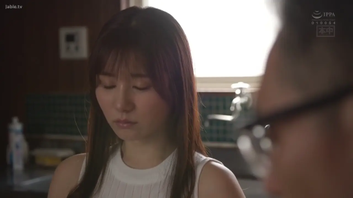 忧郁 · 眼镜 · 站立 · 半身 · 居家 · 白色背心 · 厨房 · 低头沉思