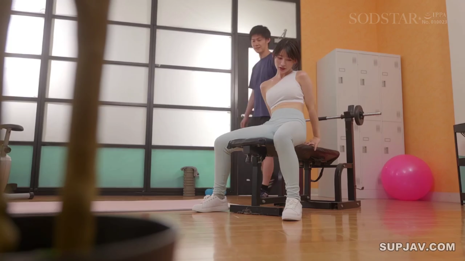 座り姿勢 · 全身 · 集中 · 健身房 · 健身 · ヨガウェア · 杠铃 · 背景男