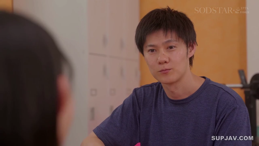 坐姿 · 专注 · 面部特写 · 注视 · 更衣室 · 储物柜 · 蓝色短袖 · 成年男性