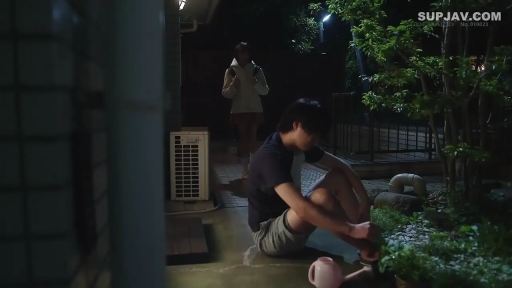 Sitting Posture · 全景 · Casual wear · 户外庭院 · 穿鞋