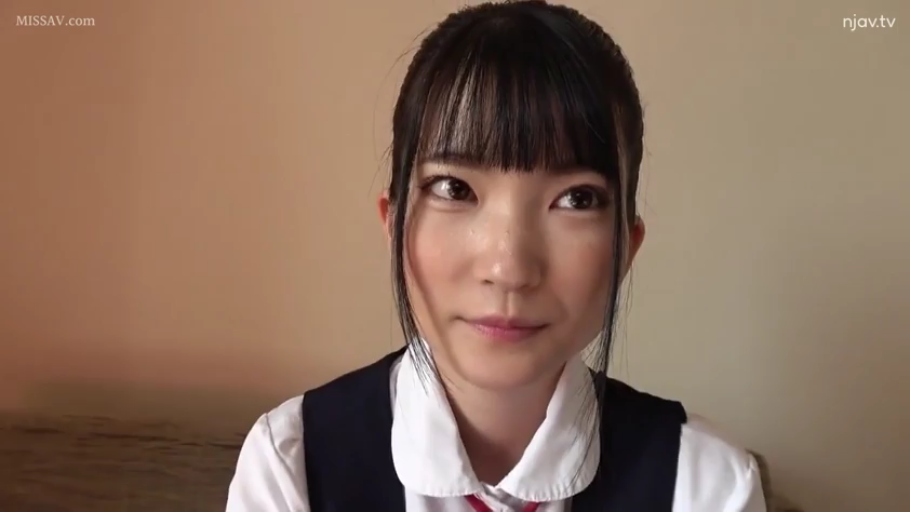 室内 · 坐姿 · 脸部特写 · 平静 · 凝视 · 白色荷叶边上衣 · 人像