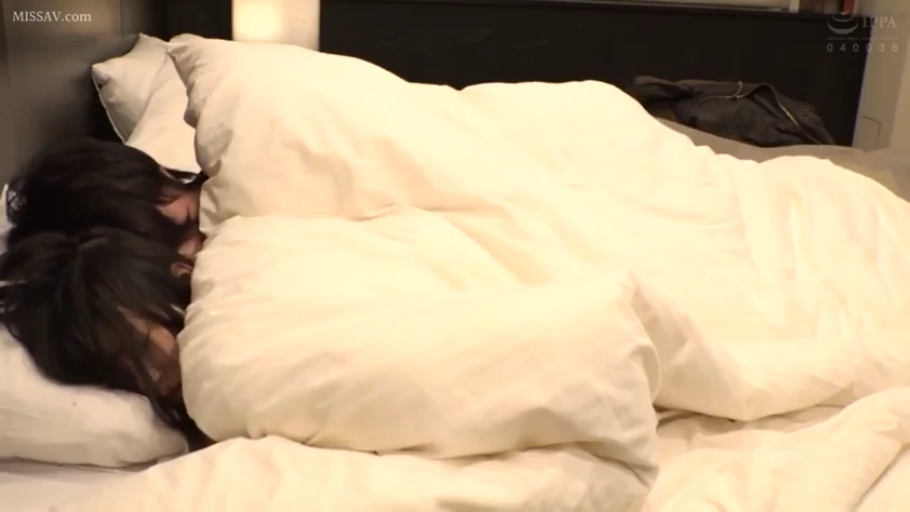 全裸 · 床铺 · 远景 · 侧卧 · 共眠 · 情侣 · 被褥枕头