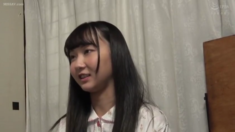 室内 · 坐姿 · 微笑 · 衬衫 · 清纯 · 头部 · 访谈