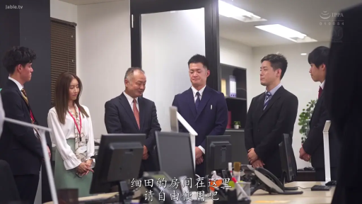 严肃 · 办公室 · 站立 · 全景 · 职业装 · 交流 · 职场 · 办公电脑