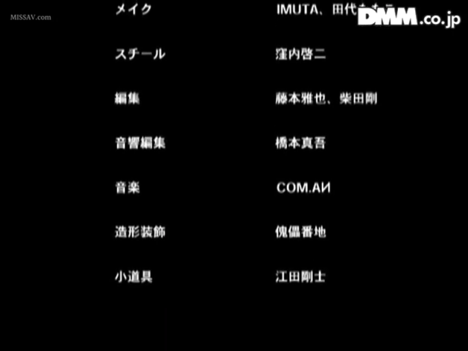 站立 · 木质床架 · 中景 · 说话 · 休闲 · 开心 · 上下铺 · 白色热裤