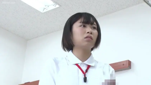 Indoor · Local Mosaic · Stand · Confused · Yes · 观望 · 工牌挂绳 · 白色制服