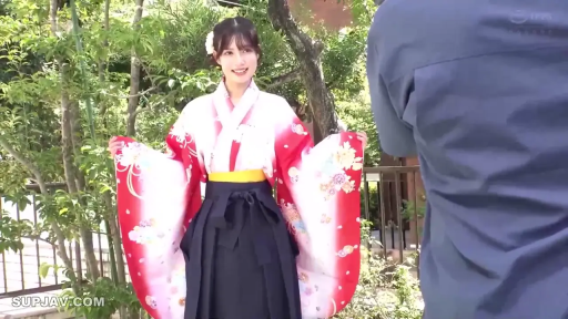 站立 · 摆拍 · 微笑 · 户外花园 · 和服 · 拍摄现场 · 全身照 · 花朵发饰