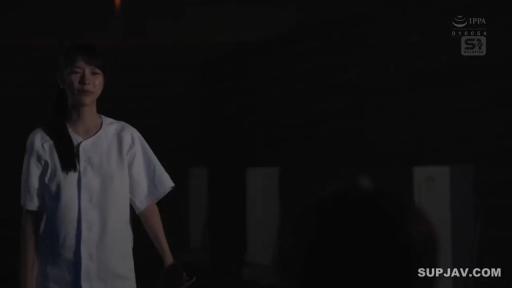 Stand · Display · Smile · Dim lights · 白色外套 · Dark room