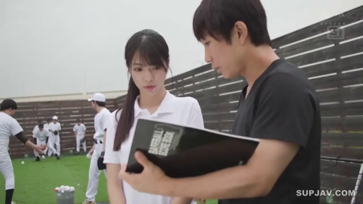 Serious · Stand · 交流 · 上半身 · 文件夹 · 运动服 · Baseball field · 正常